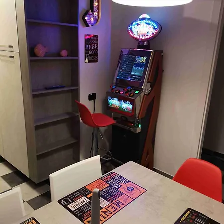American Graffiti Apartment *